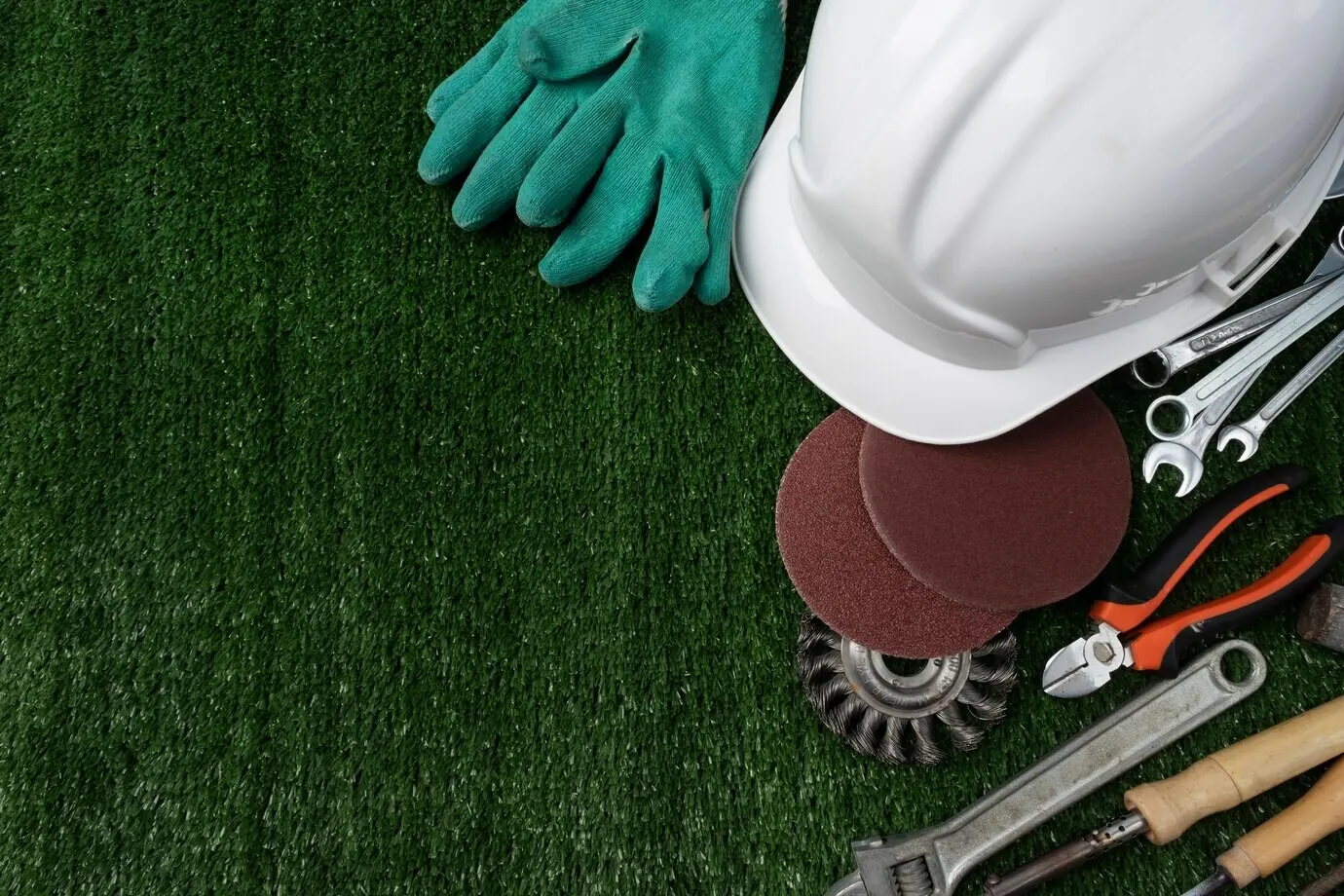 Draufsicht zum Internationalen Tag der Arbeit mit Werkzeugen eines Ingenieurs