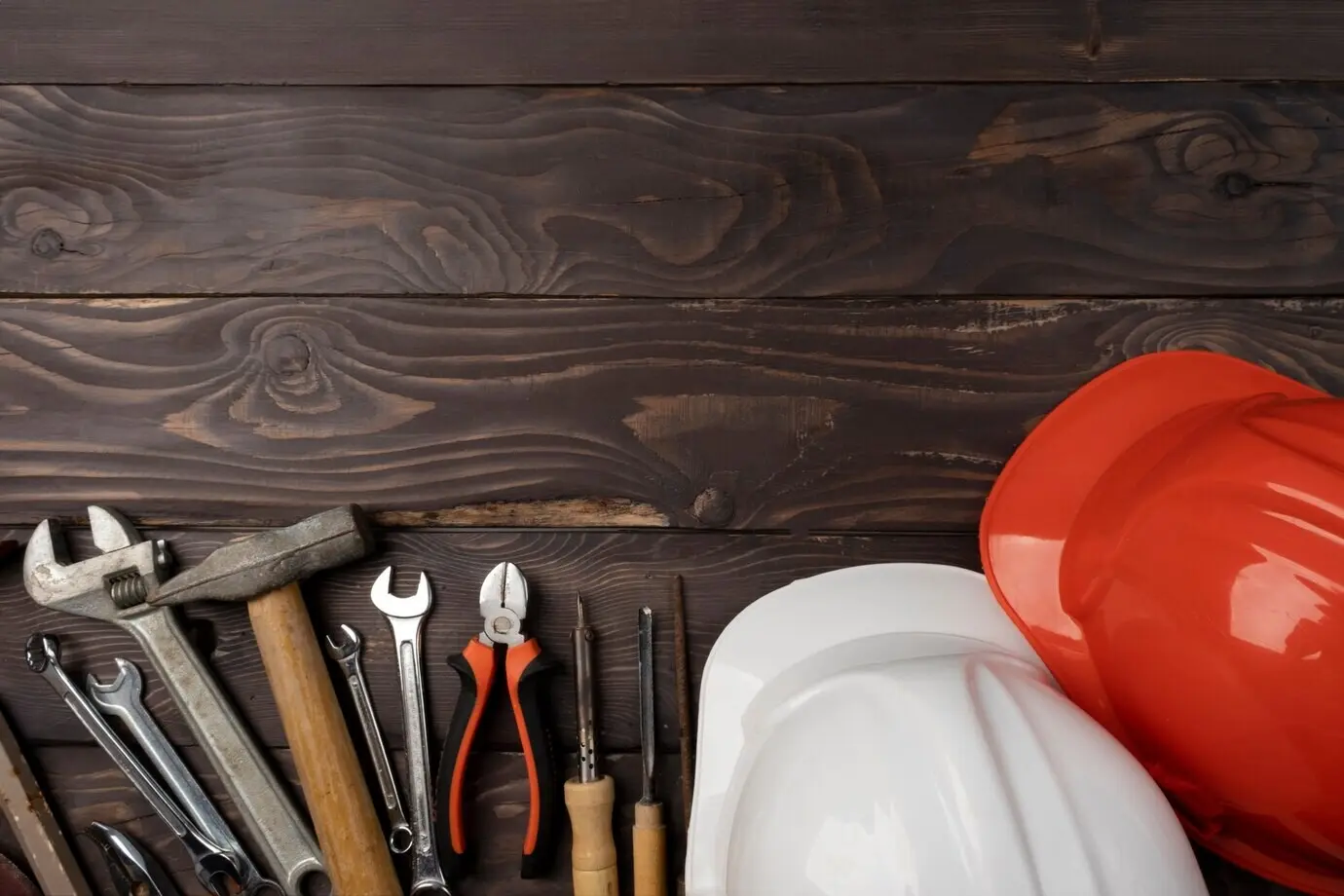 Draufsicht zum Internationalen Tag der Arbeit mit Ingenieurwerkzeugen